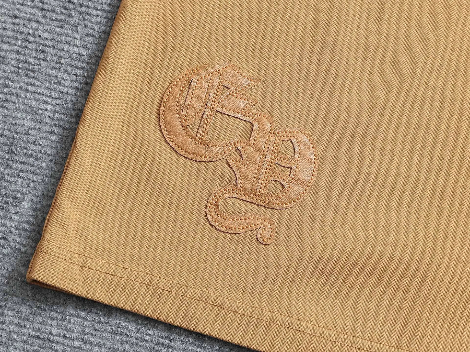 🅿️220 Chrome hearts ch Chrome hearts cross leather short-sleeved T-shirts. Large version. Loose and stylish. The difference is the low version, the slim version, the upper body and the crotch. 100% commitment: top quality, not fast food. The highest version on the market. Top quality, 320 grams. 26 custom-dyed double yarn cotton, same style for men and women, complete with three standards. Color: Black White Khaki Size: XS-L Size chart: